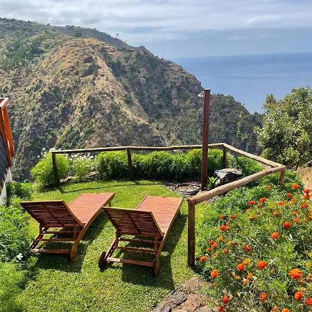 The Tiny Black Bird Parque de Campismo *